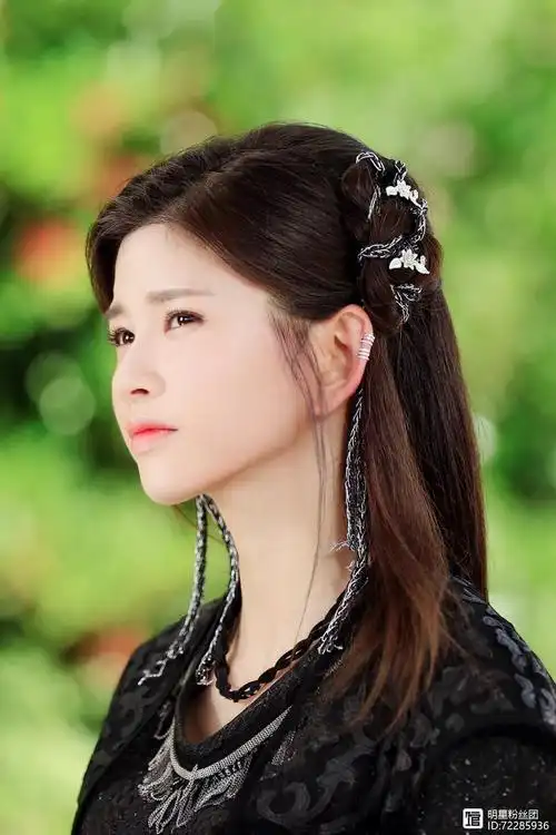 文咏珊出演的盼兮,开始是一个虚魅,她来自海上的魅灵,被封印在牧云珠