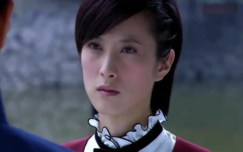 喋血孤岛第27集:红叶女扮男装做卧底赢得赏识,娄方跃踏入贼船