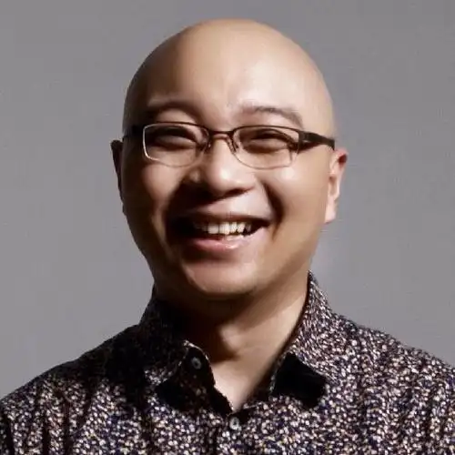 王凯前央视主持人光头王凯辞职后创办了儿童自媒体《凯叔讲故事》为