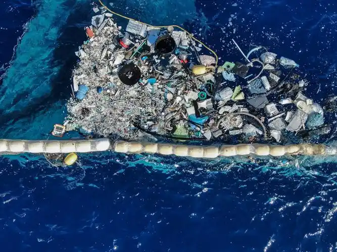 ocean cleanup为海洋垃圾收集带加入降落伞以维持稳定速度