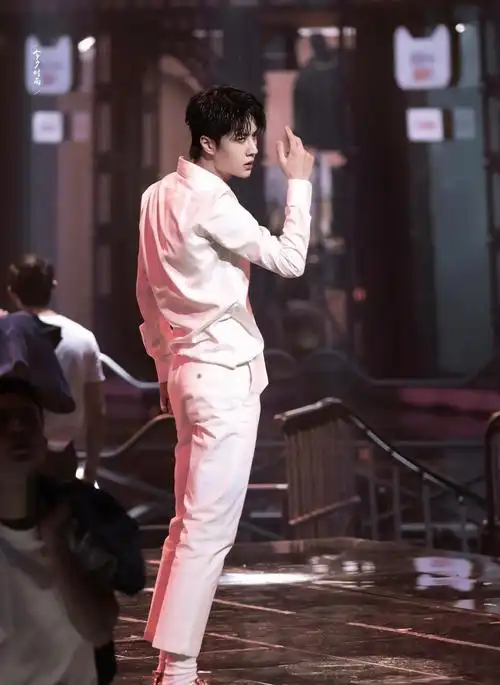 王一博湿发舞蹈秀《散落的华服》太绝太欲了!