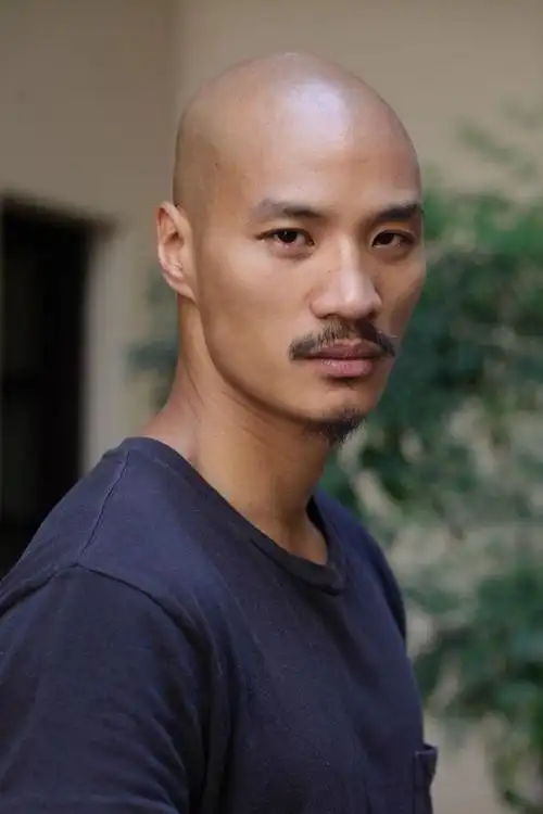 菲律宾光头男模复出阳刚直男风格再度回归时尚圈