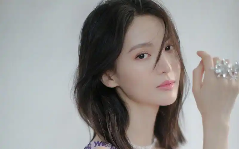 金晨温婉迷人写真图片桌面壁纸