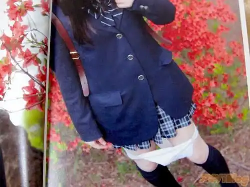 日本再现内裤半脱写真集女生内内频繁滑落