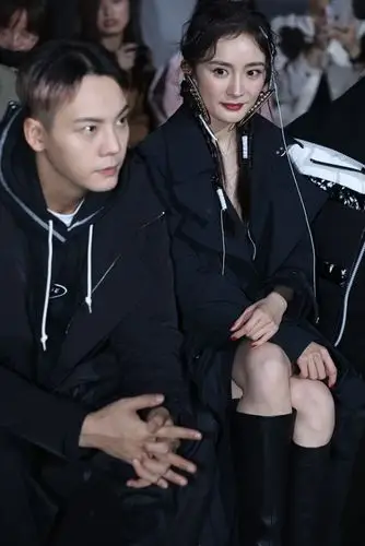 杨幂陈伟霆同框看秀画面养眼,两人发型抢镜超般配