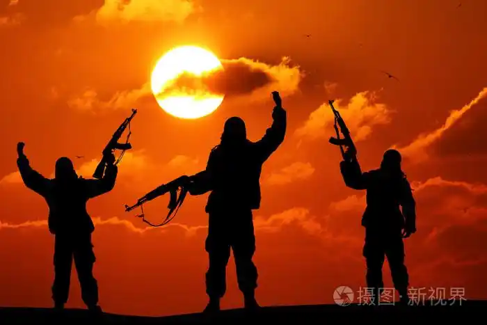 射击,拿着枪,色彩斑斓的天空,山,背景