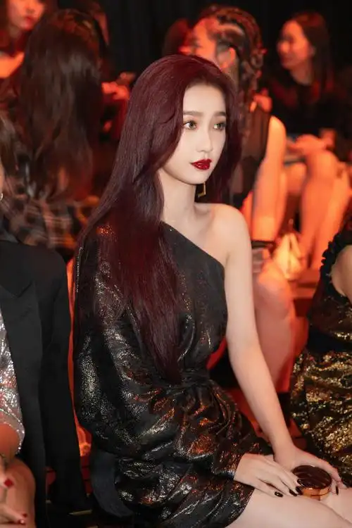 虞书欣一头红发出席活动,造型酷甜亮眼,网友:有大明星内味儿了