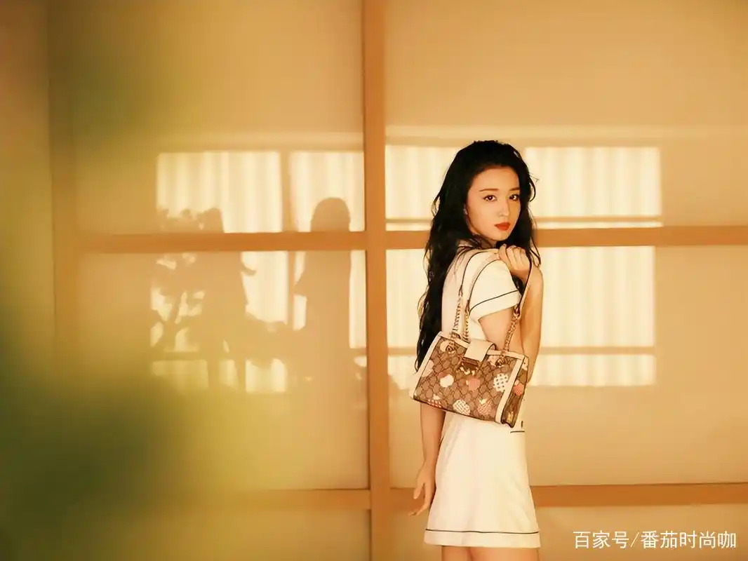 王楚然的私服穿搭太高级了,穿小黑裙配西装,年纪轻轻女王范十足