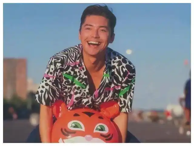 年轻时被误认为是外国人的"亚洲第一美男"尊龙有多帅