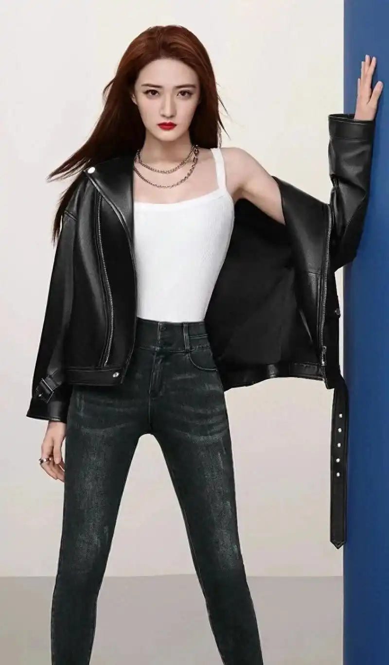 徐璐穿紧身牛仔裤,尽显大长腿,这样的徐璐你给打几分