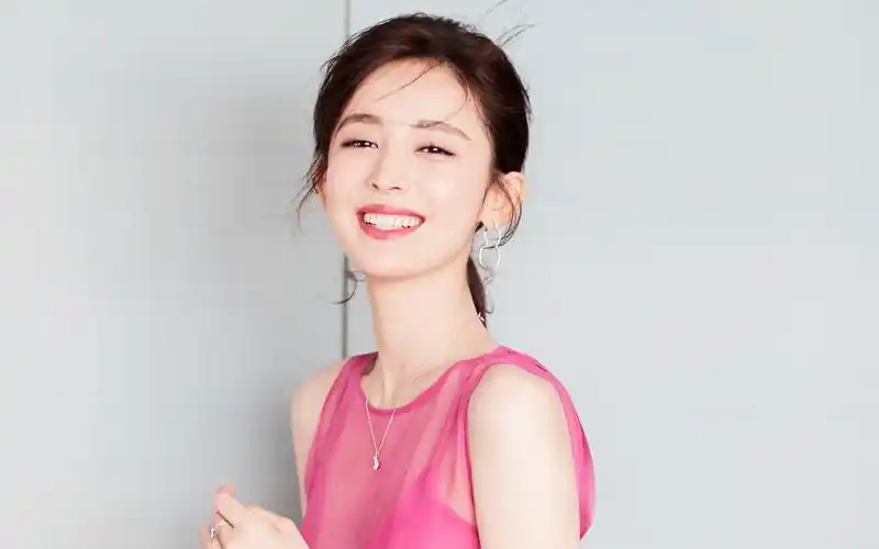 新疆美女古力娜扎时尚礼服,大陆明星-回车桌面