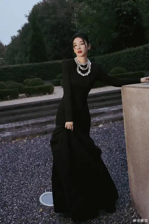 黄奕穿黑裙勾勒曼妙身姿黑发红唇气场全开似女王
