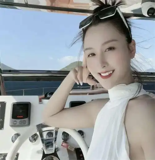 才19岁时,郭珊珊遇见了谢孟伟,她当时年轻貌美.