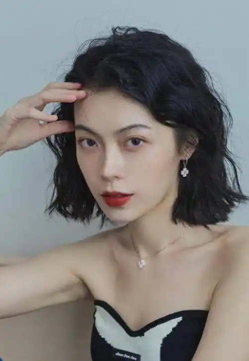 "齐肩卷发"是最适合40岁以上女性的发型,时尚,减龄,优雅_脸型_圆脸