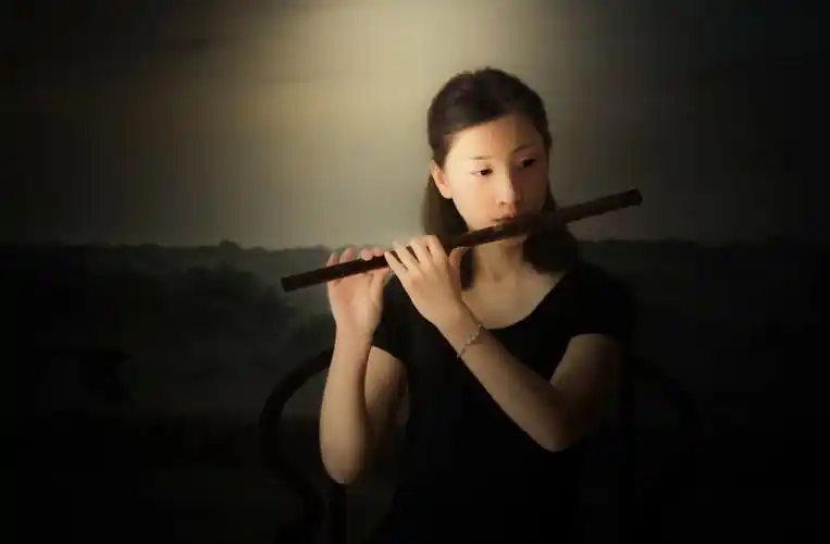 吹笛子的女生
