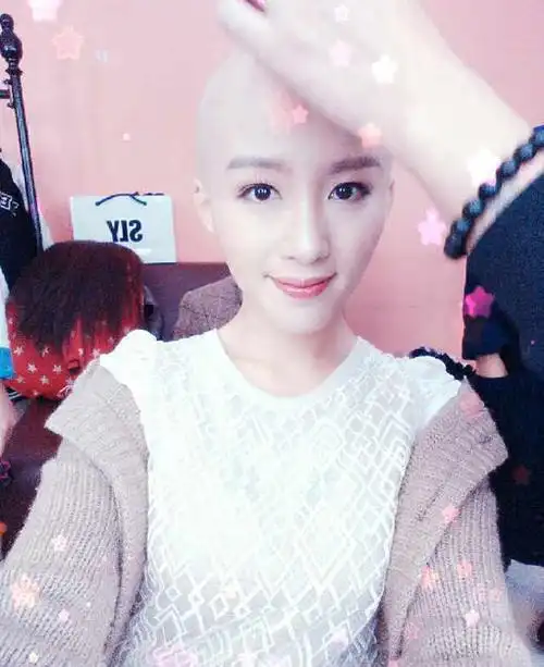 大庆"光头美女"安然走红网络 大量美艳私照曝光