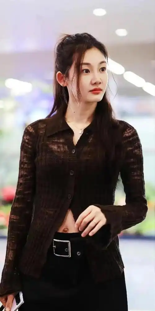 三年三胎的苗苗,产后身材火辣,不过又黑又皱肚脐眼却成了焦点!