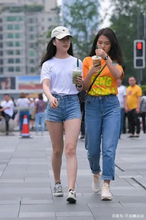 白短袖配牛仔短裤,简单休闲,色彩柔和,舒适.