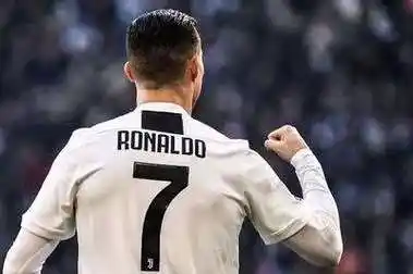 足球高清图片第一期本期为c罗背影图源无网络收集