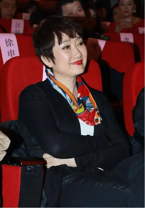 王刚前妻气质文艺高级脖子上围着小丝巾一把年纪也有知性魅力