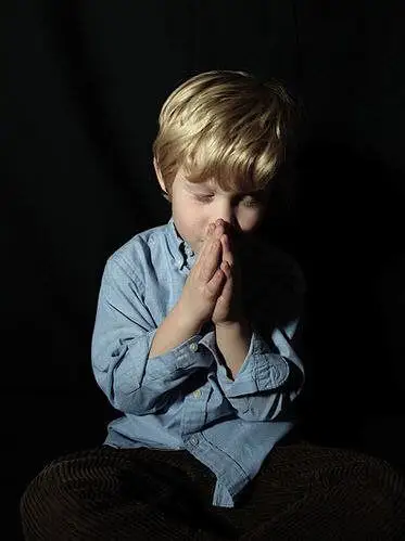 求一个双手合十向上苍祈祷的男生头像,最好有一缕阳光照进来.