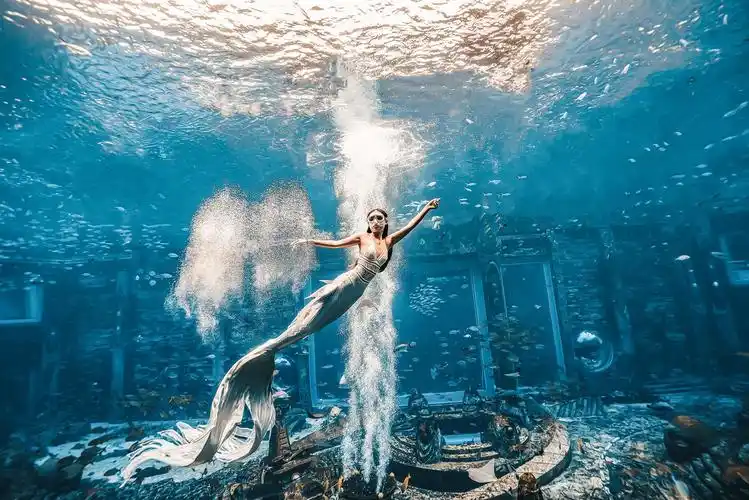 首届中国美人鱼表演赛在海南三亚亚特兰蒂斯举行决赛,最终决出女子