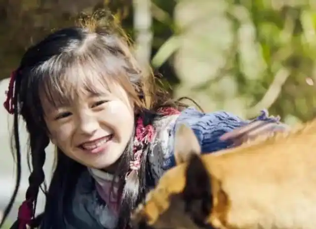 《小女花不弃》:张馨予一出场就惊艳全场,小时候的花不弃太可爱_网易