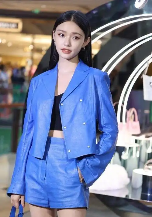 蓝色服饰的潮流感搭配