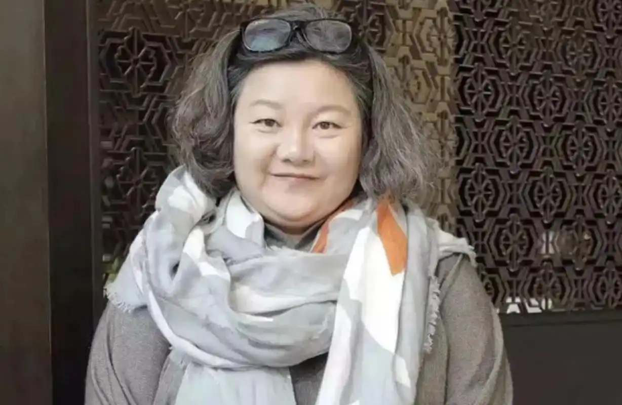 陈凯歌前妻洪晃点名道姓讽刺顶流架子大,30岁男星未修图流出,丑到没