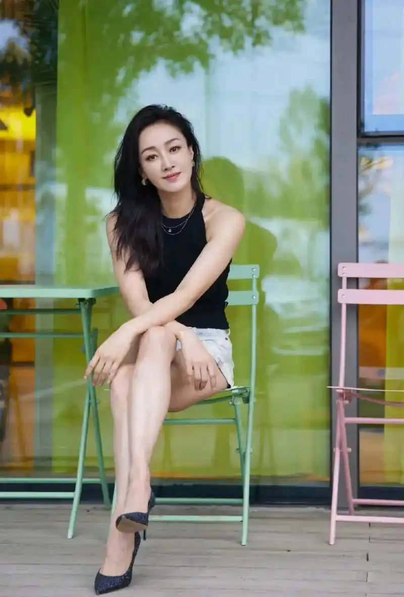 近日,赵子琪在个人社交平台上晒出一组照片,十分令人惊艳.