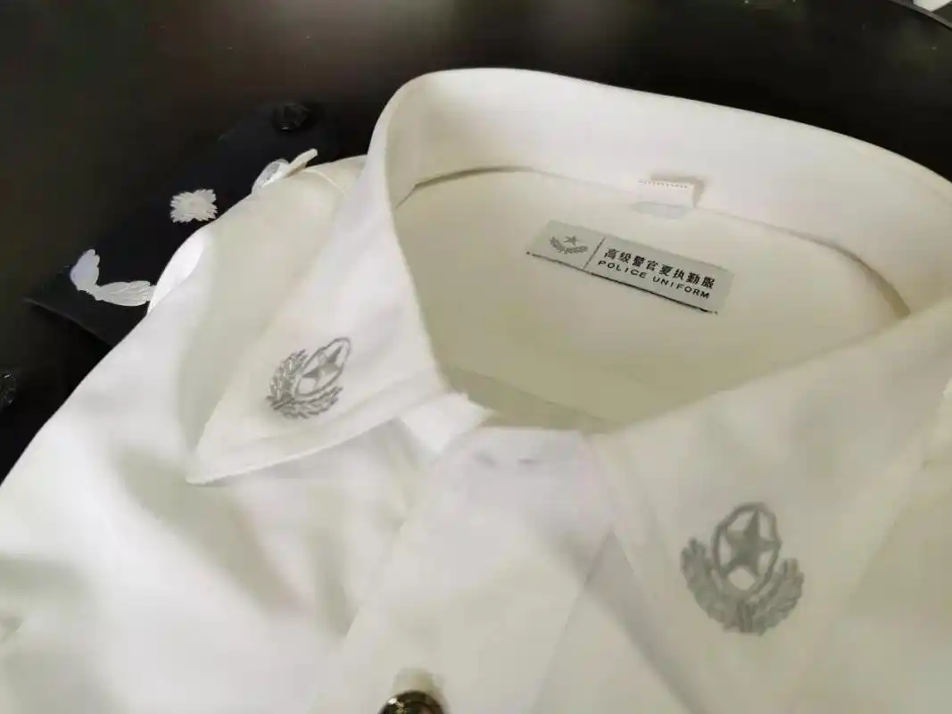 老叶看着手中的信,桌上折叠整齐的高级警官制服"白衬衫"和警监肩章