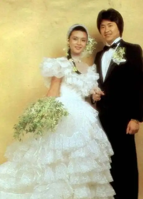 陈玉莲在周润发与余安安结婚后的9个月后,嫁给美国富商陈超武,8年后