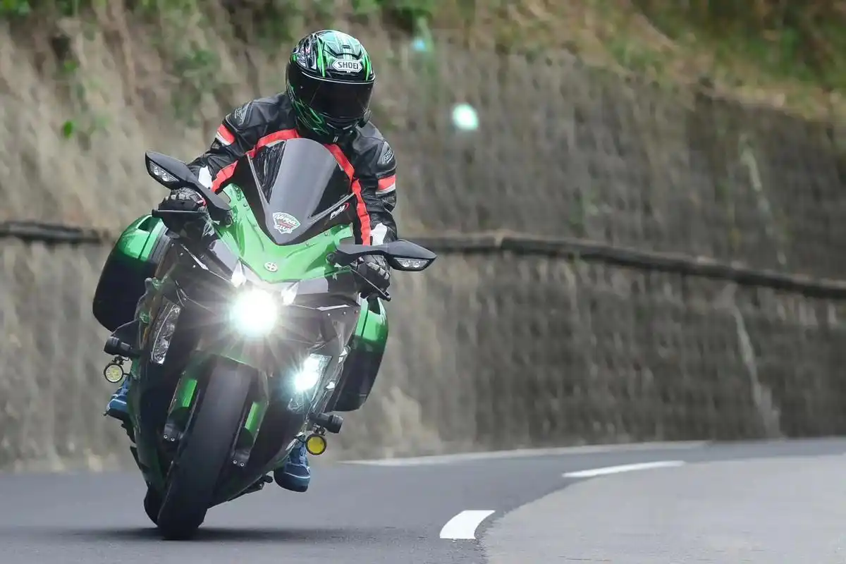 川崎h2旅行版 是真的大.#爱机车爱生活 #女骑 #机车摄影 - 抖音