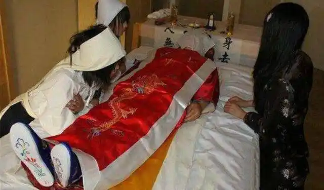 人在去世后要用白布把脸盖上,这不是迷信,而是有科学依据的!