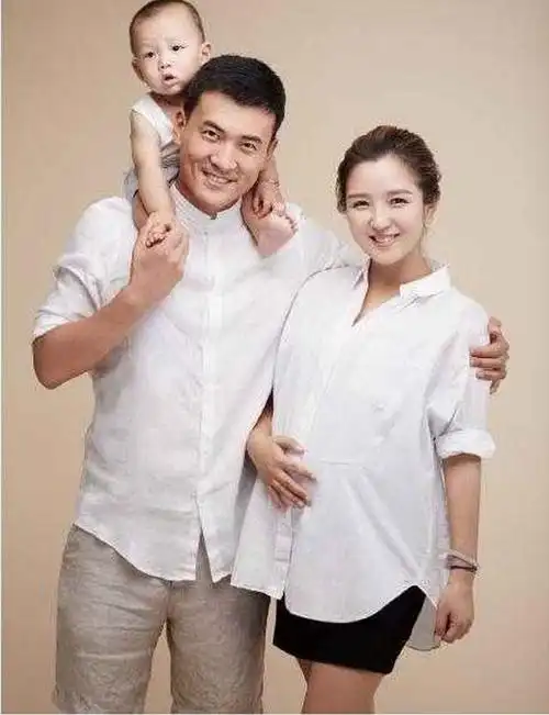 独家:赫子铭百万片酬全归何洁?被扫地出门生活潦倒