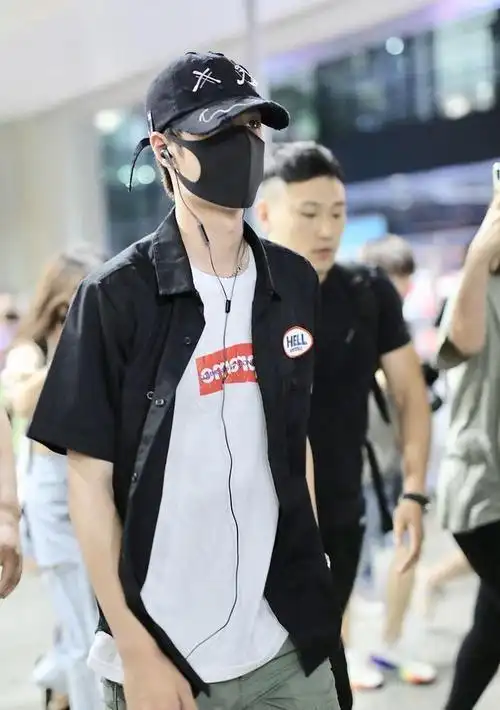 王一博路人视角好冷酷,黑t黑帽太高冷,但这么穿衣太帅了
