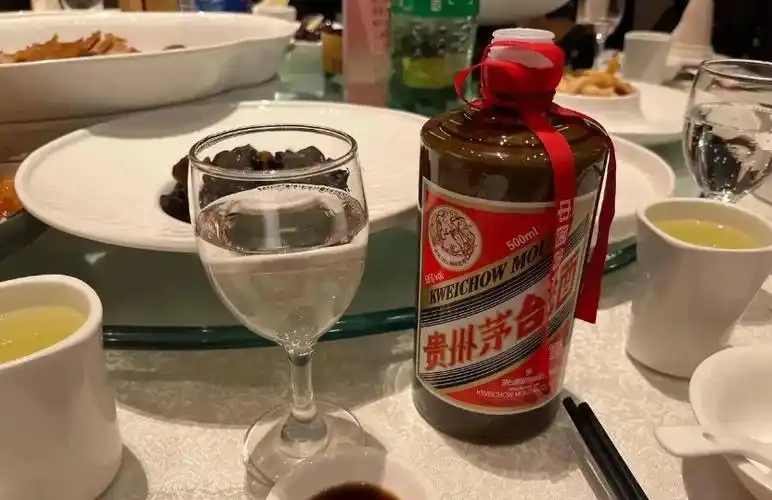贵州茅台 大龙虾,19道菜尽显奢华 杨鸣满场敬酒_腾讯新闻