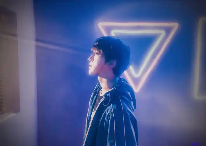 丁泽仁帅气写真图片,分享一组丁泽仁图片给大家,图中的明星图片壁纸会