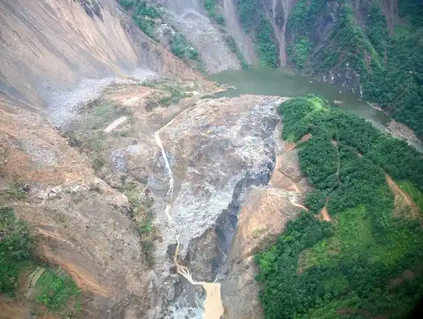 想了解唐家山堰塞湖的 进来看,清晰图