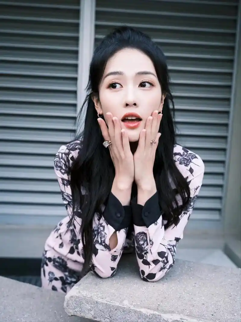 白鹿穿印花裙登央视,和李一桐牵手献唱好甜美,于朦胧:那我走?