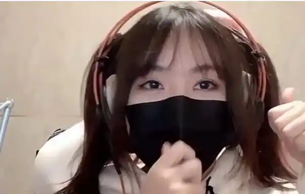 她的老板渝万给小团团在平台投了很多资源,起初在斗鱼的一些比赛也没