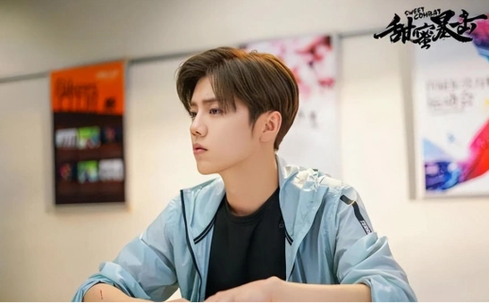 34岁鹿晗的精修图引热议,脸肿成"老嫂子",网友:没胡子像我姨