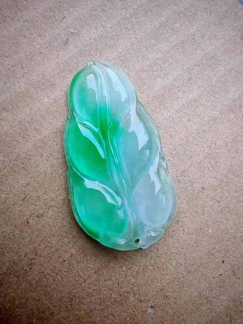 精品高冰种飘花翡翠叶子挂件