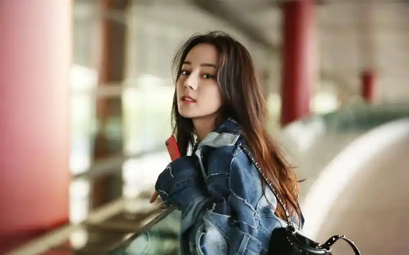 迪丽热巴与张云龙,两位同属一家公司的艺人,都曾在幂家军中并肩作战