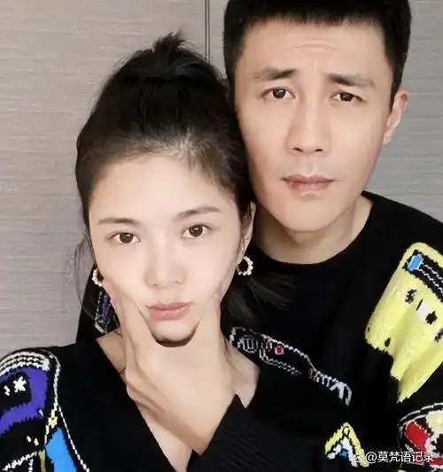 王灿坐杜淳大腿秀恩爱翻车男方用手推她表情被指一脸嫌弃