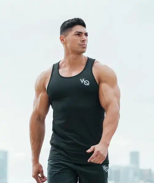 24岁英国健身网红钢筋铁骨霸气肌肉用了7年打造这完美身材