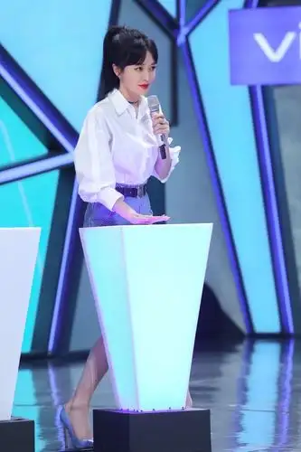 秦岚《快乐大本营》变身千面飒姐 即兴表演回眸演技引热议