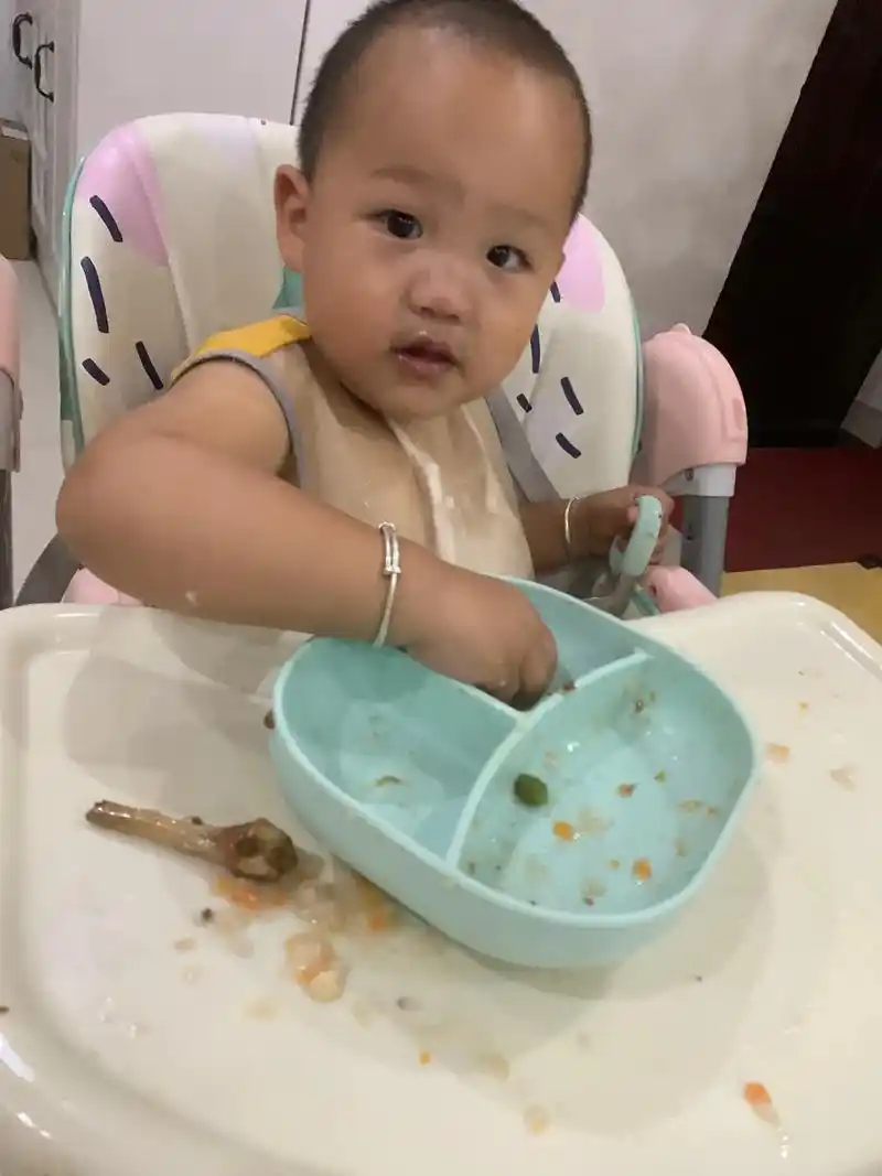 宝宝自主吃饭,饭光碗光嘴巴光光0404.锻炼宝宝的自主进食, - 抖音