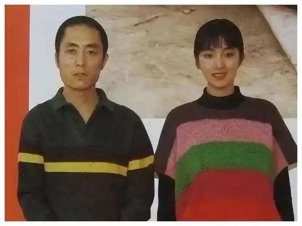 而此时,年轻演员章子怡跃然纸上,即便顶着"小巩俐"的标签,成为张艺谋