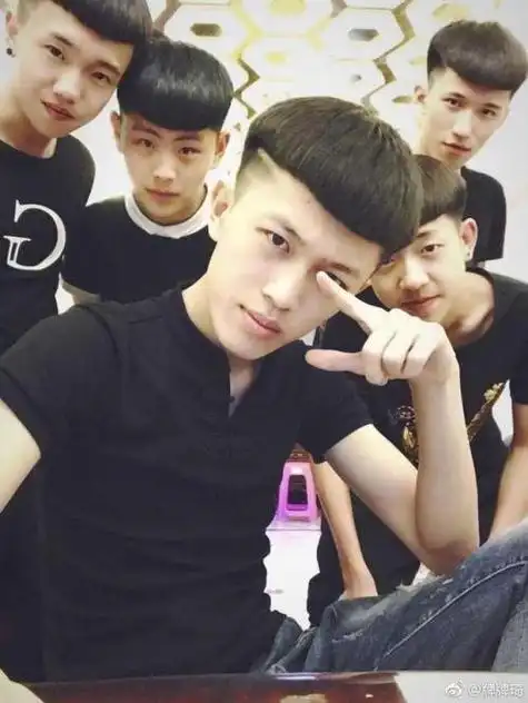 牌牌琦[2],本名李孟琦,男,出生于黑龙江省哈尔滨市